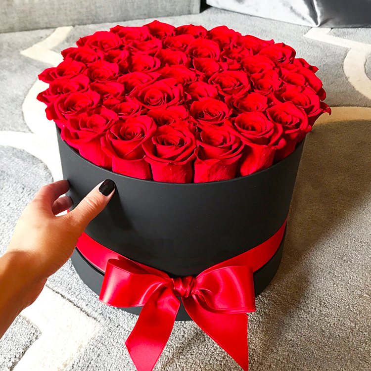 Black round flower box with ribbon