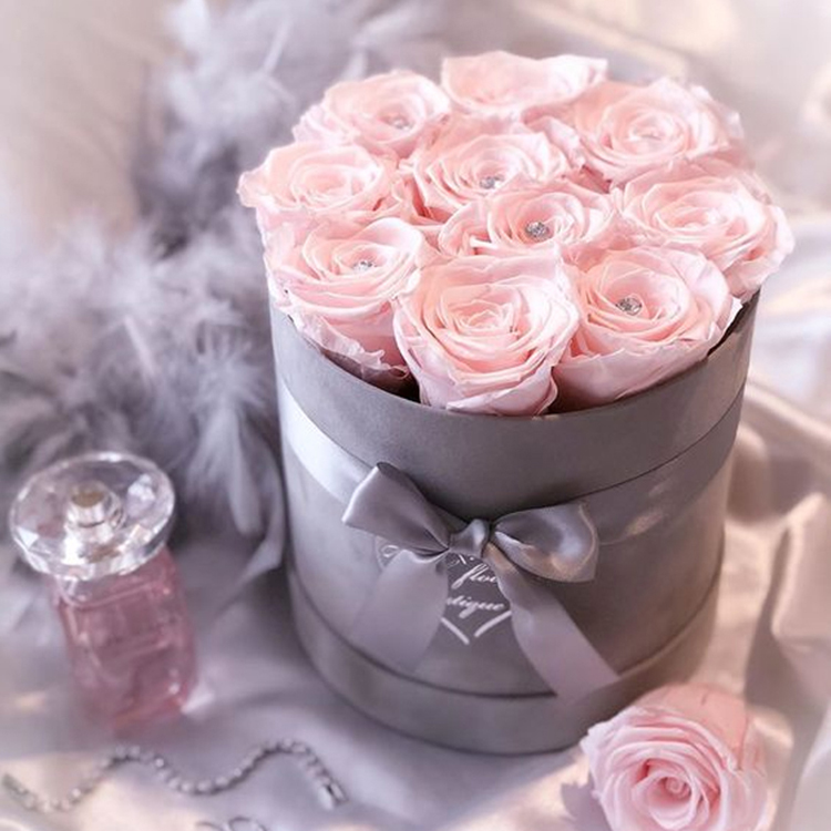 Round flower box with ribbon